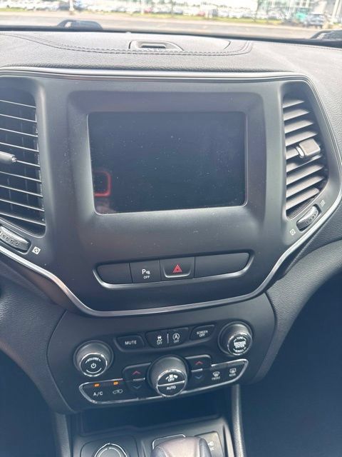 Used 2019 Jeep Cherokee Latitude Plus w/ Comfort/Convenience Group AWD/4WD image 20