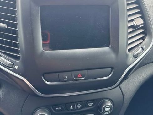 Used 2019 Jeep Cherokee Latitude Plus w/ Comfort/Convenience Group AWD/4WD image 20