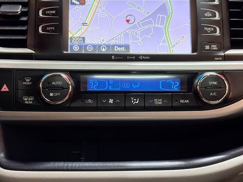 Used 2018 Toyota Highlander XLE image 24