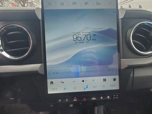 Used 2018 Toyota Tacoma SR5 image 24