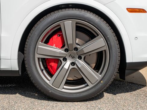 New 2025 Porsche Cayenne Turbo AWD/4WD image 13