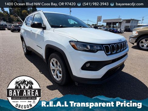 Used 2024 Jeep Compass Latitude AWD/4WD image 8
