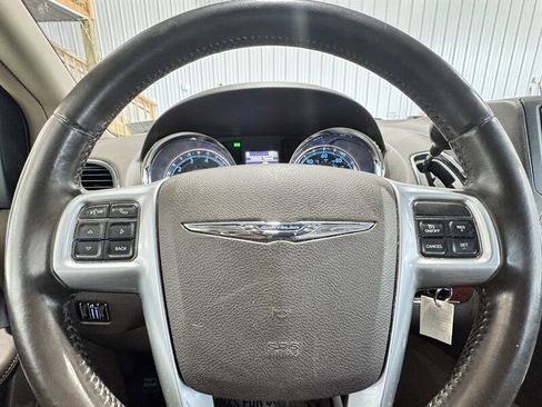 Used 2013 Chrysler Town & Country Touring image 12
