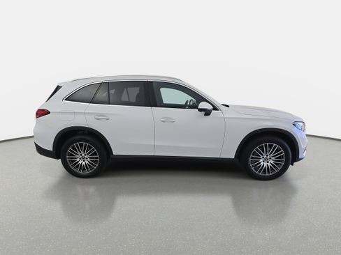 Used 2025 Mercedes-Benz GLC 300 image 4