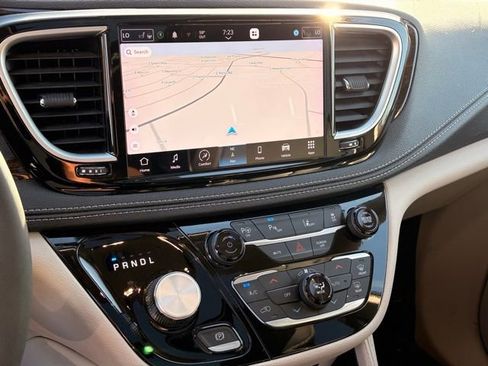 Used 2023 Chrysler Pacifica Limited w/ Uconnect Theater Family Group FWD image 24