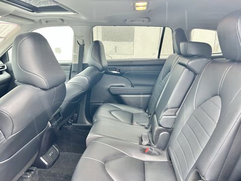 Certified 2024 Toyota Highlander XLE image 12