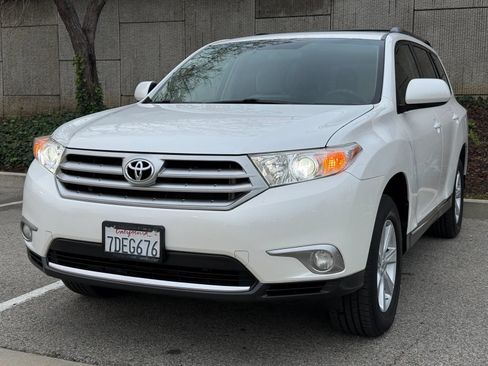 Used 2011 Toyota Highlander 2WD w/ Tech Pkg image 3