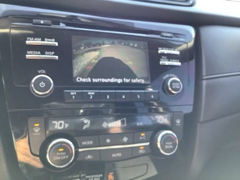 Used 2017 Nissan Rogue SV AWD/4WD image 29