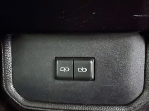 Used 2025 Toyota Highlander LE FWD image 42
