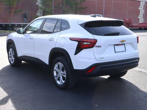 Used 2025 Chevrolet Trax LS image 6