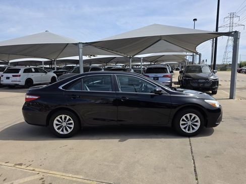 Used 2017 Toyota Camry LE image 4