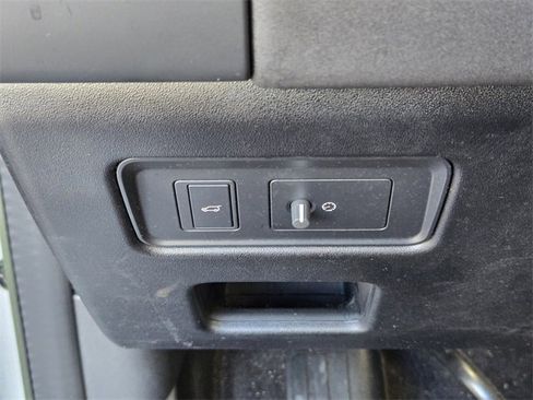 Used 2023 Land Rover Discovery S image 28