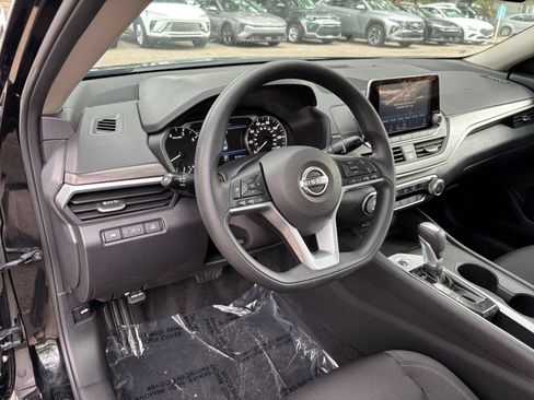 Used 2025 Nissan Altima 2.5 SV FWD image 34