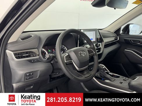 Used 2023 Toyota Highlander LE FWD image 14
