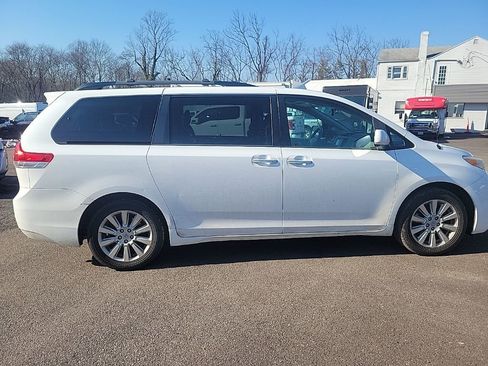 Used 2013 Toyota Sienna XLE w/ Entertainment Pkg image 9