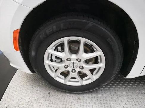 Certified 2024 Chrysler Pacifica Touring-L image 26