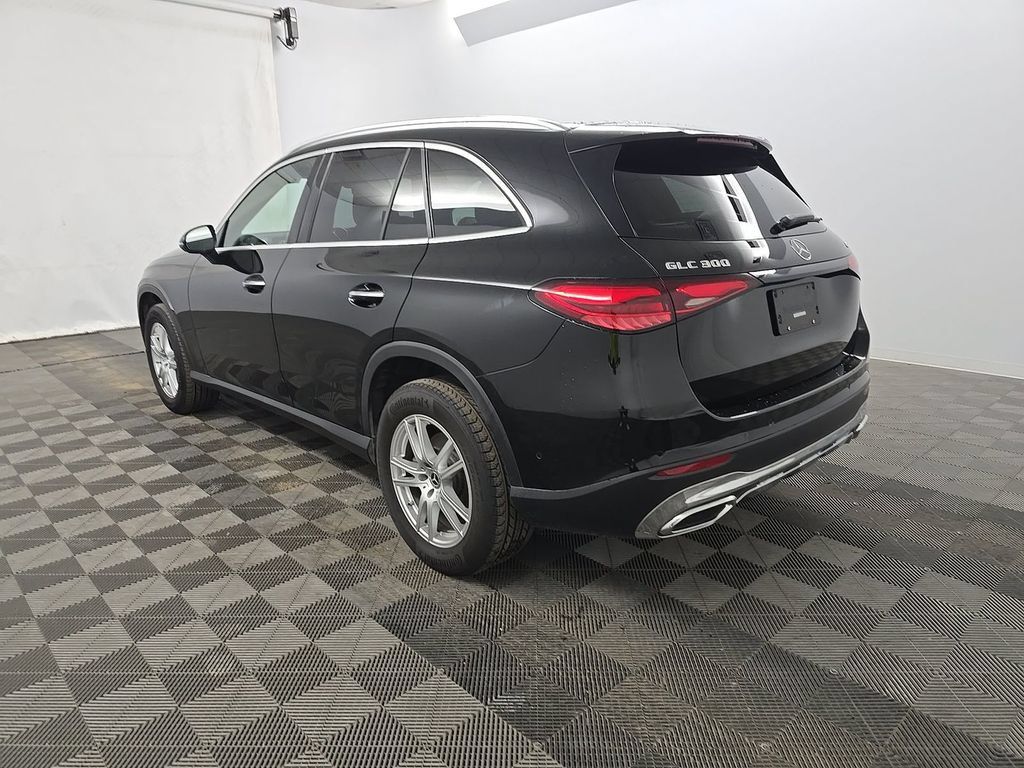 Used 2025 Mercedes-Benz GLC 300 4MATIC image 6