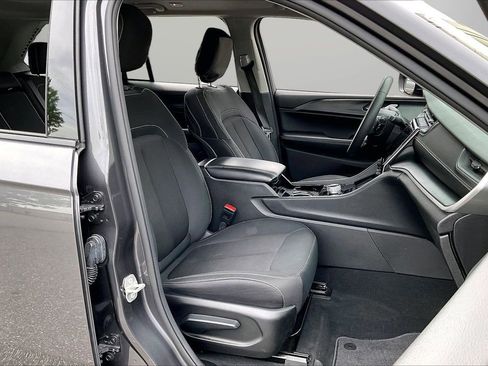 Used 2023 Jeep Grand Cherokee Laredo image 23