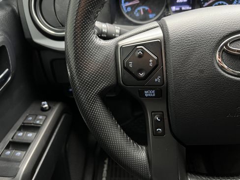Used 2018 Toyota Tacoma TRD Off-Road image 29