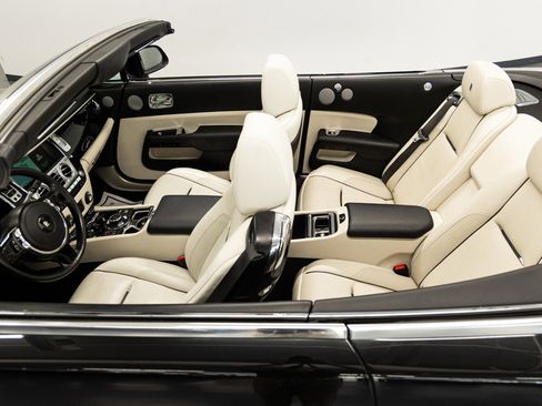 Used 2017 Rolls-Royce Dawn RWD image 30