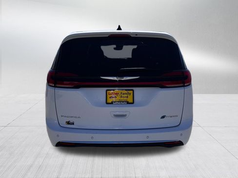 Used 2024 Chrysler Pacifica Limited FWD image 6