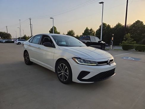 Used 2025 Volkswagen Jetta Sport FWD image 3
