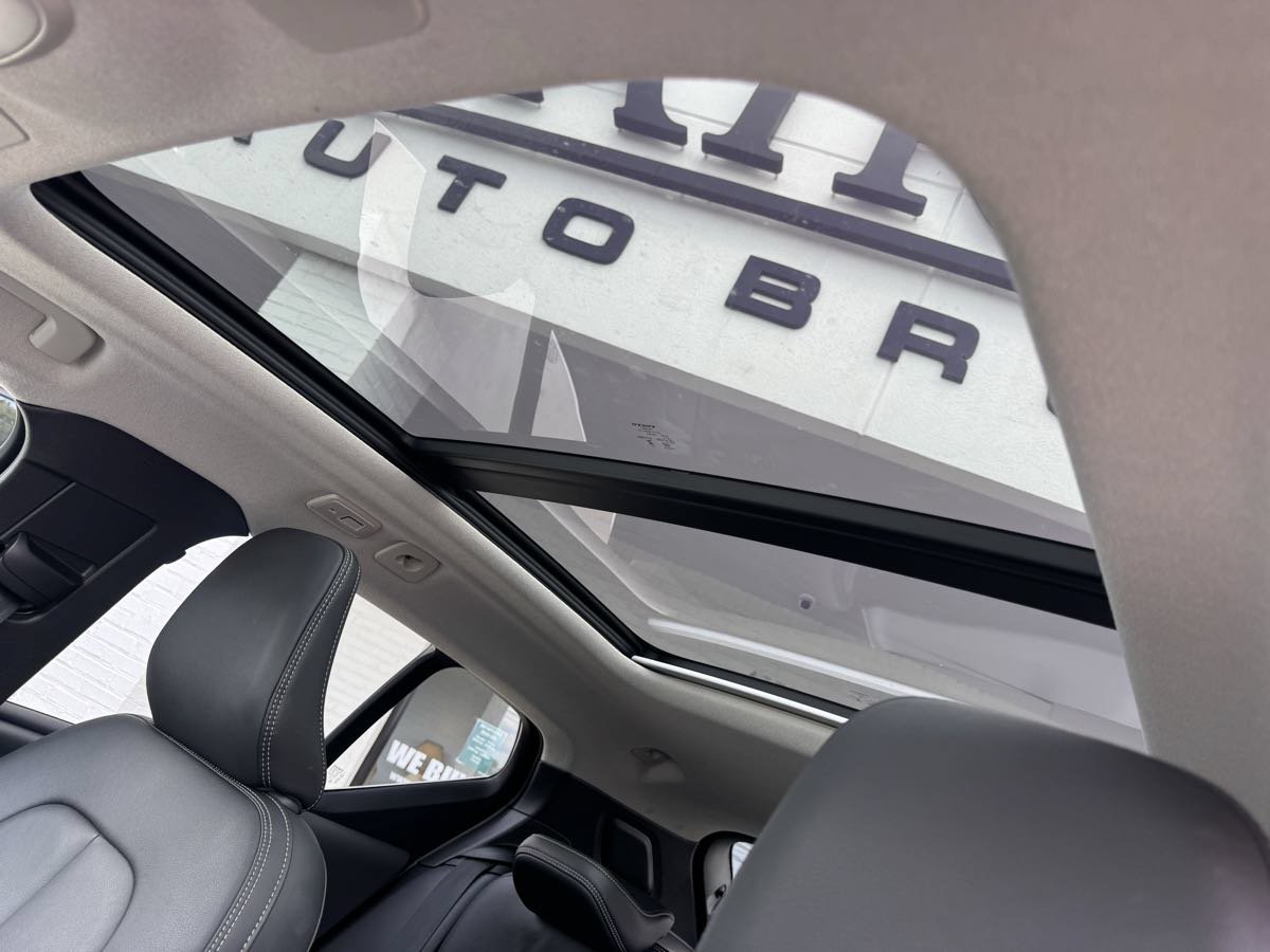 Used 2025 Volvo XC40 B5 Plus AWD/4WD image 25