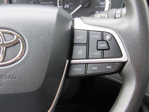 Used 2023 Toyota Highlander L FWD image 21