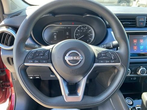 Used 2025 Nissan Versa SV FWD image 15