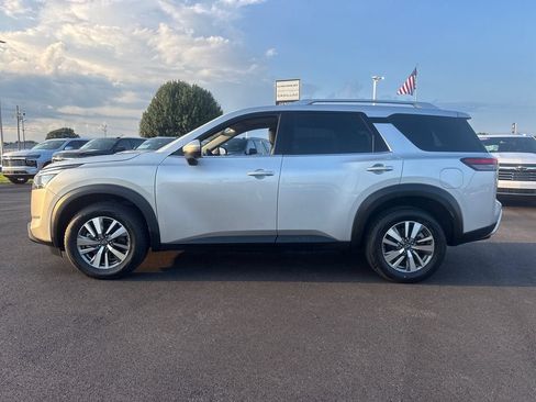 Used 2025 Nissan Pathfinder SL AWD/4WD image 3