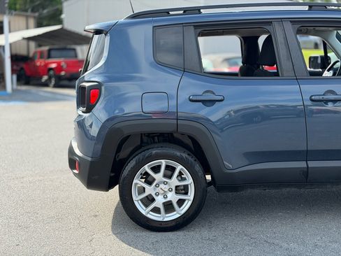 Used 2022 Jeep Renegade Latitude AWD/4WD image 9