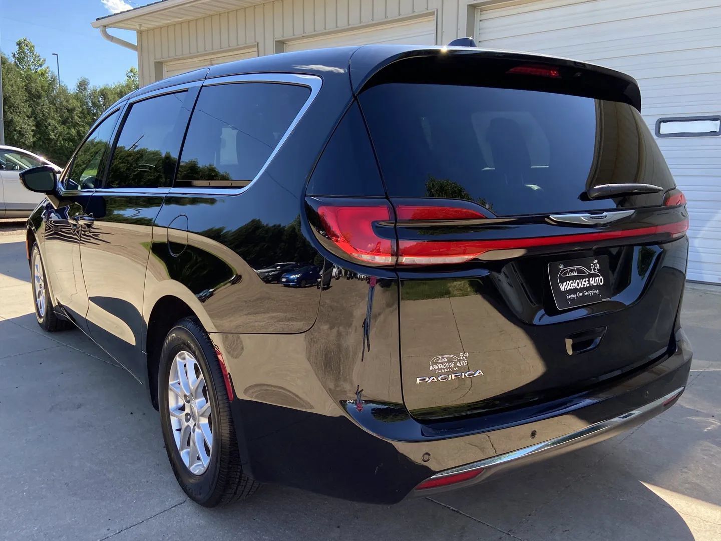 Used 2025 Chrysler Pacifica Select FWD image 5