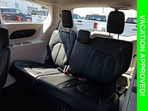 Used 2024 Chrysler Pacifica Touring-L FWD image 9