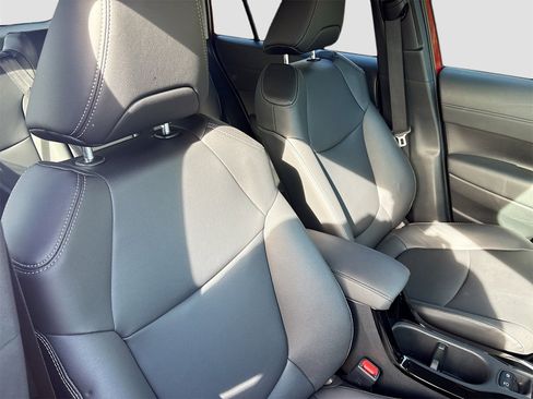 Used 2024 Toyota Corolla Cross XLE image 30