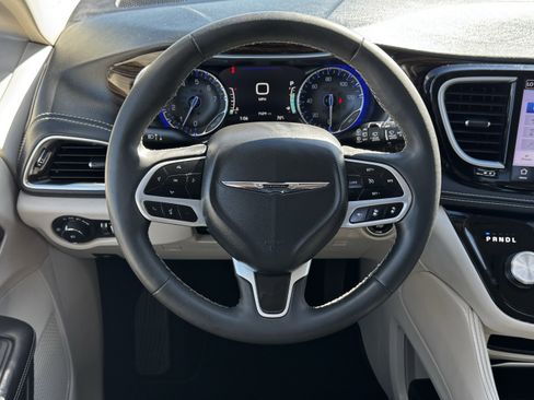 Used 2023 Chrysler Pacifica Limited image 17