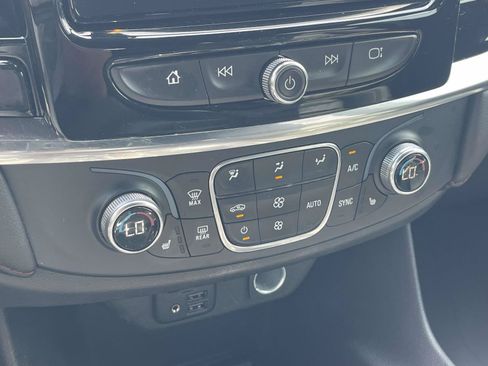 Used 2022 Chevrolet Traverse RS FWD image 28