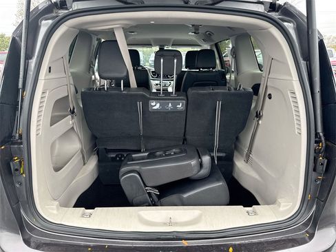 Used 2017 Chrysler Pacifica Touring-L image 23
