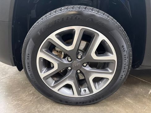 Used 2018 Jeep Renegade Latitude AWD/4WD image 15