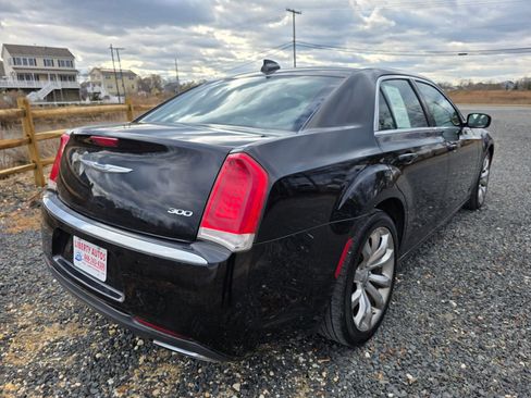 Used 2018 Chrysler 300 Touring L image 6