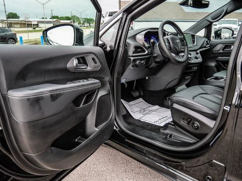Used 2025 Chrysler Pacifica Select FWD image 66