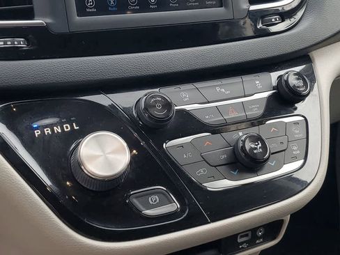 Used 2020 Chrysler Pacifica Touring w/ Tire & Wheel Group image 27