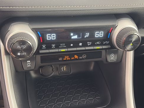 Used 2025 Toyota RAV4 XLE AWD/4WD image 19
