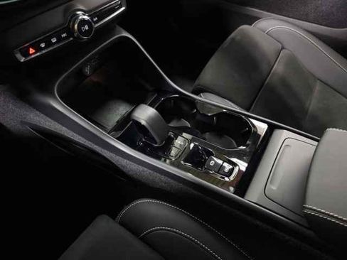 Certified 2025 Volvo XC40 B5 Plus image 33