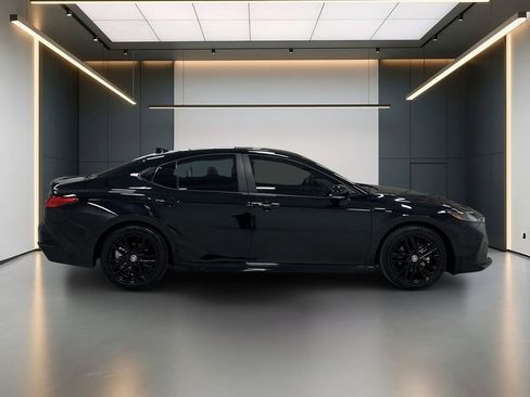 Used 2025 Toyota Camry SE FWD image 6