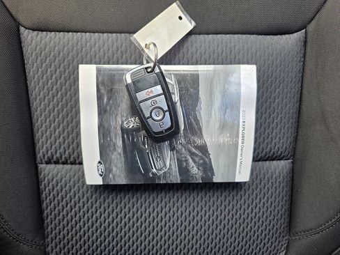 Used 2022 Ford Explorer XLT AWD/4WD image 30