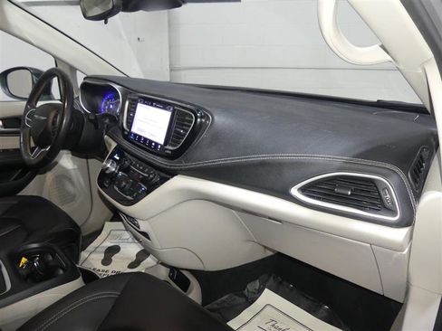 Used 2023 Chrysler Pacifica Touring-L FWD image 25
