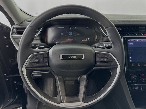 Used 2024 Jeep Grand Cherokee Limited w/ Black Appearance Package image 12