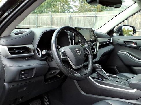 Used 2022 Toyota Highlander XLE image 18