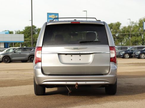 Used 2014 Chrysler Town & Country Touring-L FWD image 6