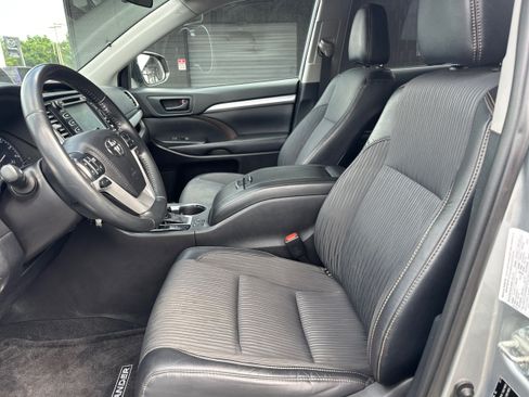 Used 2019 Toyota Highlander LE AWD/4WD image 9